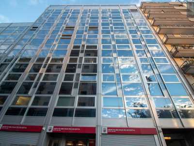 ...un trionfo del curtain wall, con un efficace gioco di riflessi creato dal reticolo di montanti in alluminio e cristalli viscromo di colore blu